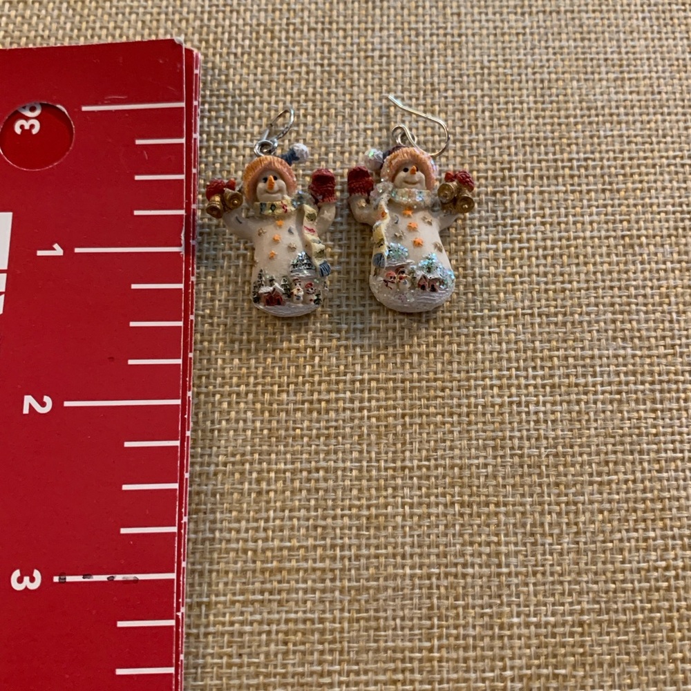 Adorable vintage snowman earrings with snow scene - Picture 3 of 7